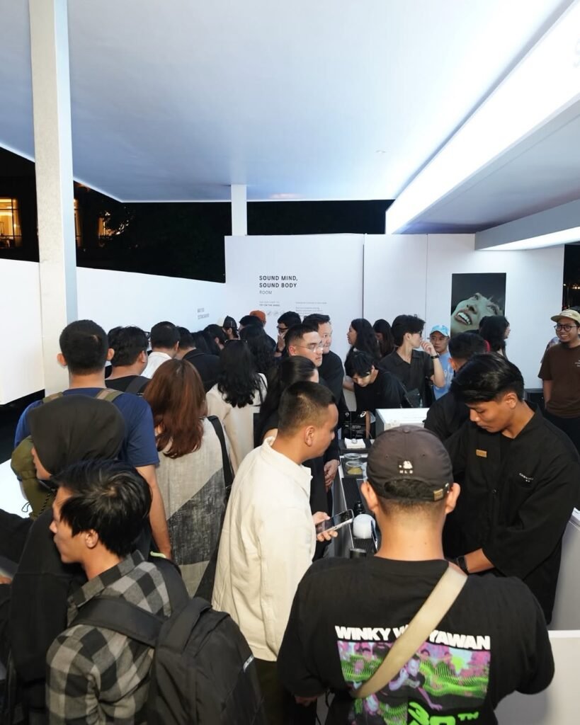 Visitors trying GEL-CUMULUS™ 16 at ASICS pop-up