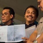 Roy Suryo Cs Tunjukkan Salinan Ijazah Jokowi di Polda Metro Jaya
